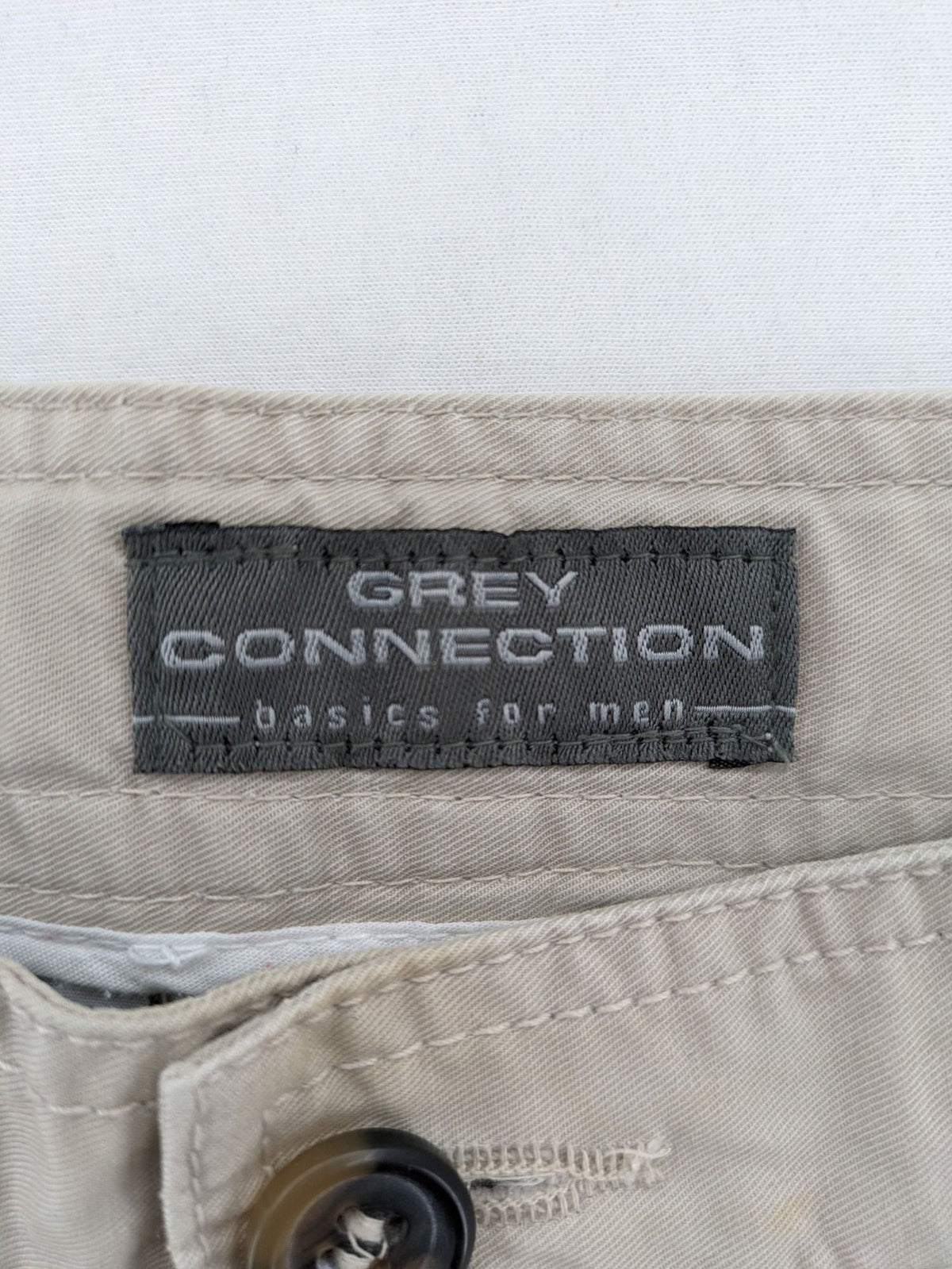 Grey Connection beige cargo shorts with multiple pockets and button closure, made from cotton.