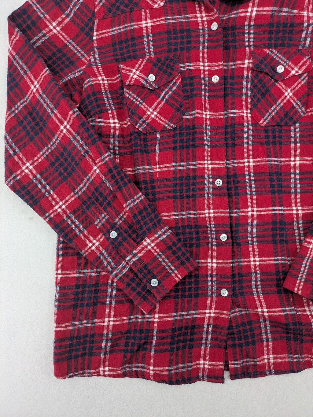 Baumwolle red check flannel shirt long sleeve with two chest pockets and button-down collar.