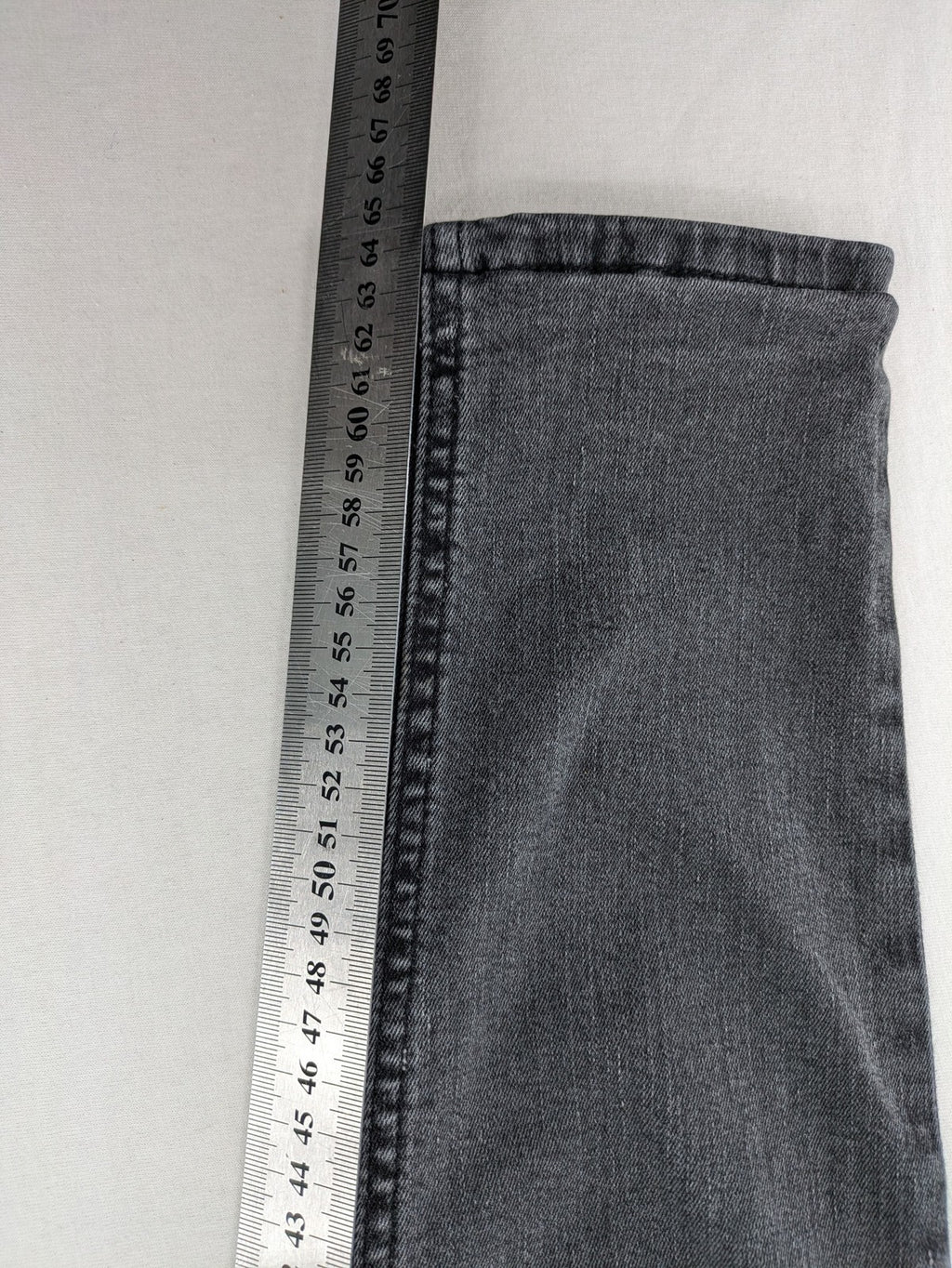 LTB grey skinny jeans with ultra high rise and washed look, model Marcella X.