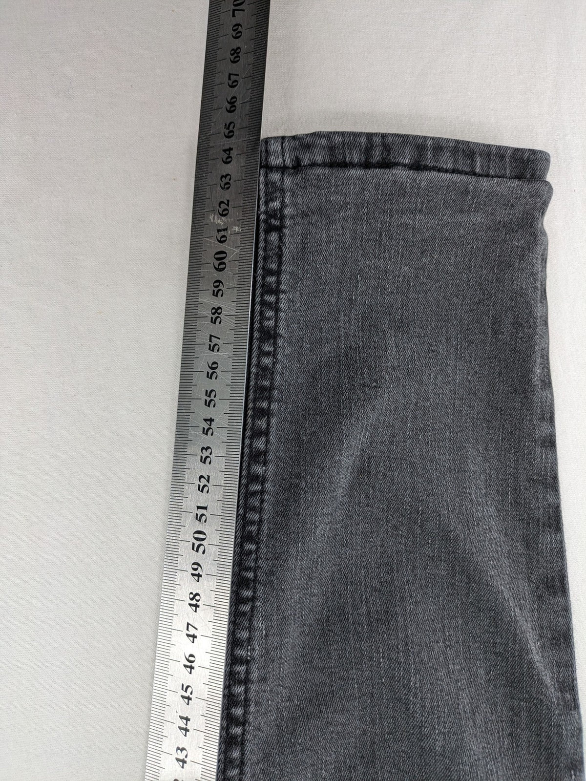 LTB grey skinny jeans with ultra high rise and washed look, model Marcella X.