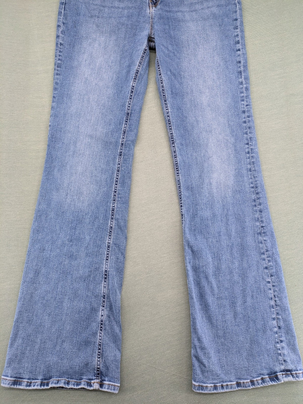 Goldgarn blue flare jeans with classic 5-pocket design and stretch denim material.