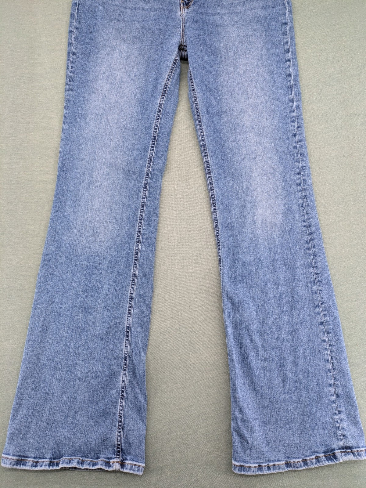 Goldgarn blue flare jeans with classic 5-pocket design and stretch denim material.