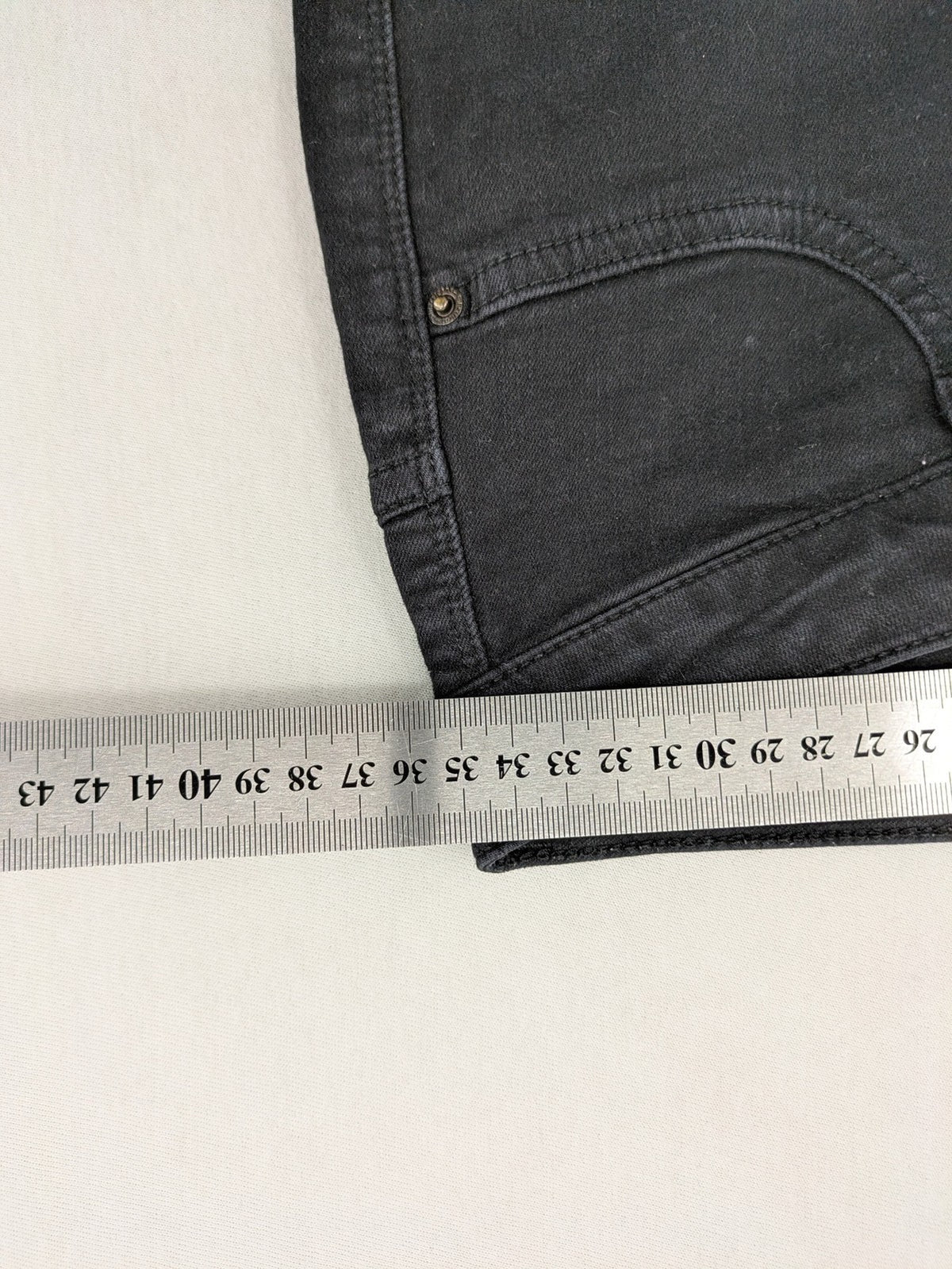 Ginatricot black skinny fit jeans with classic 5-pocket design and button closure.