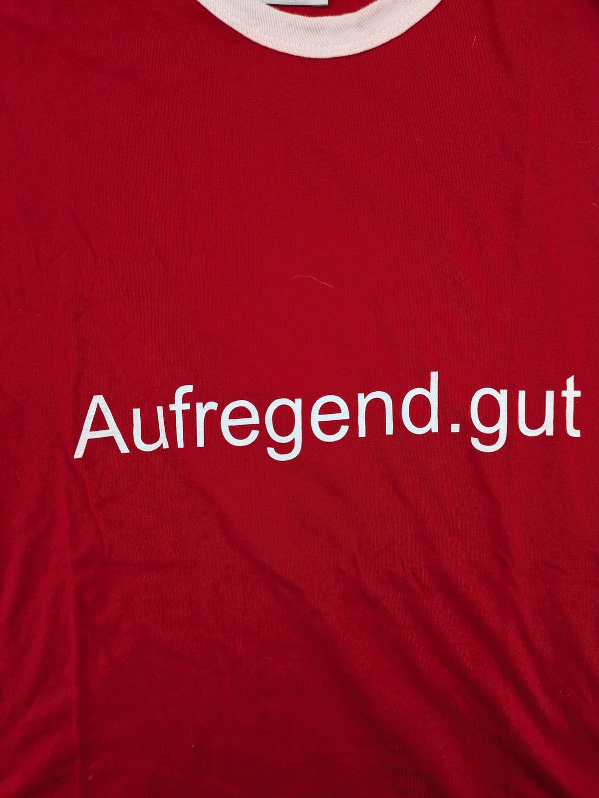 ck red t-shirt with white collar, "Aufregend.gut" print, classic ring style, cotton.