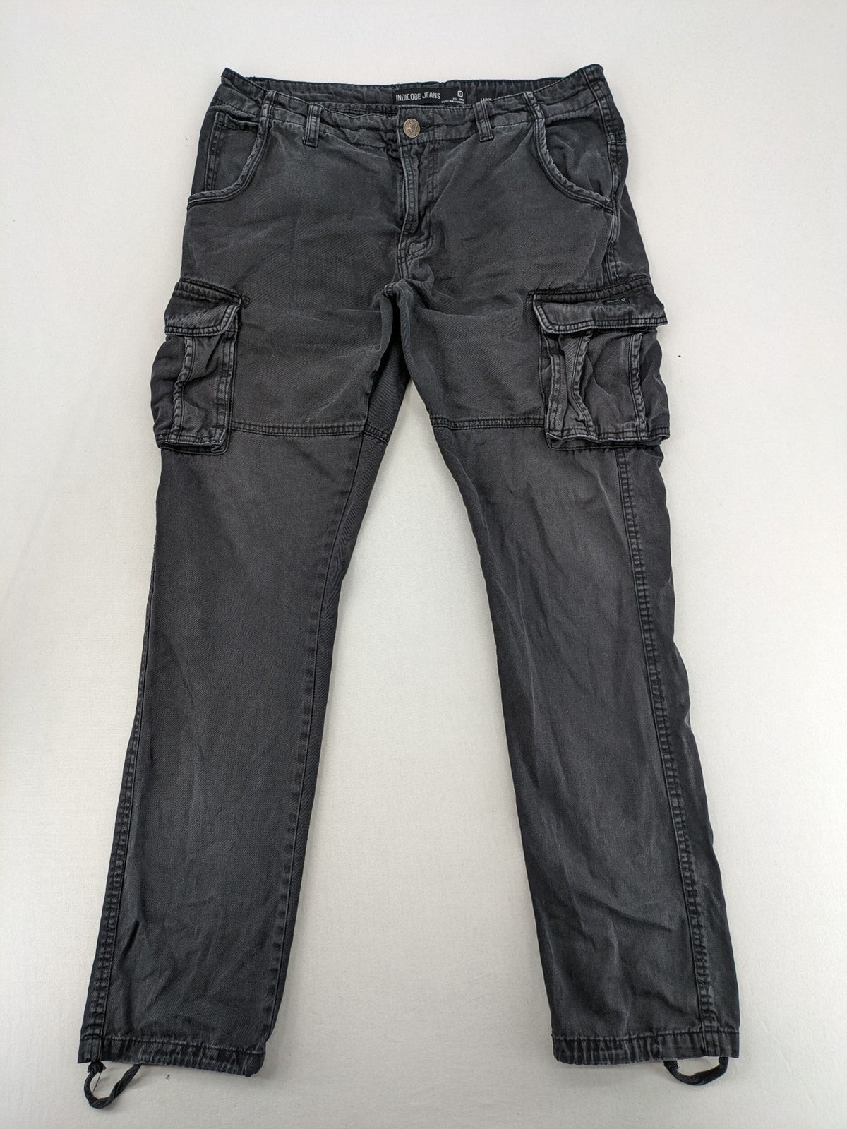 Indicode grey cargo pants with multiple pockets and durable cotton material.