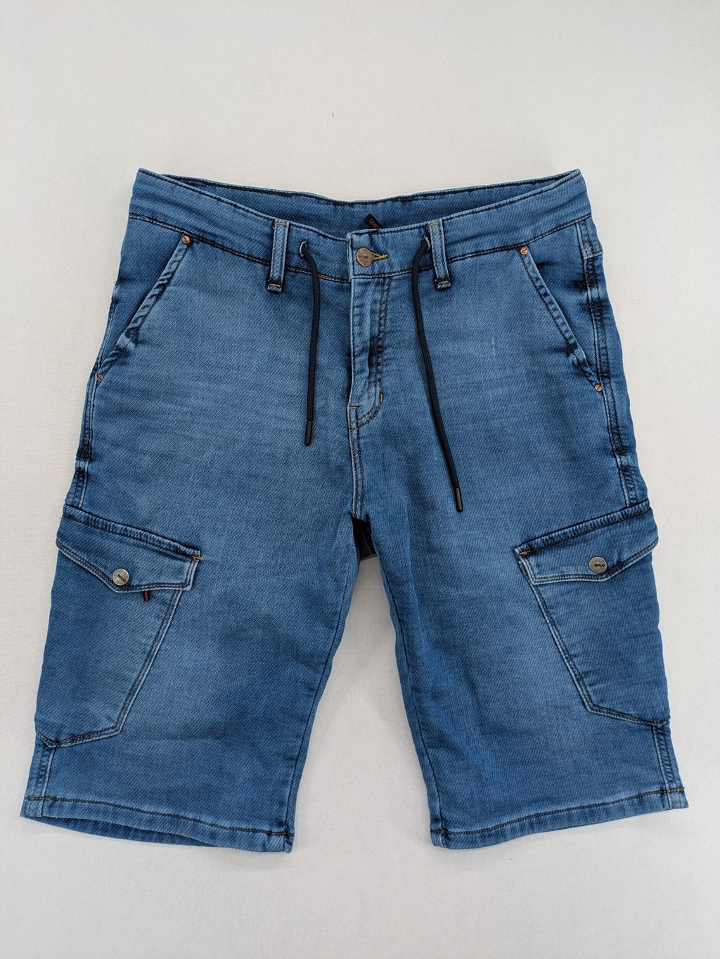 Herren blue denim cargo shorts with adjustable drawstring and multiple buttoned side pockets.