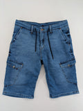 Herren blue denim cargo shorts with adjustable drawstring and multiple buttoned side pockets.