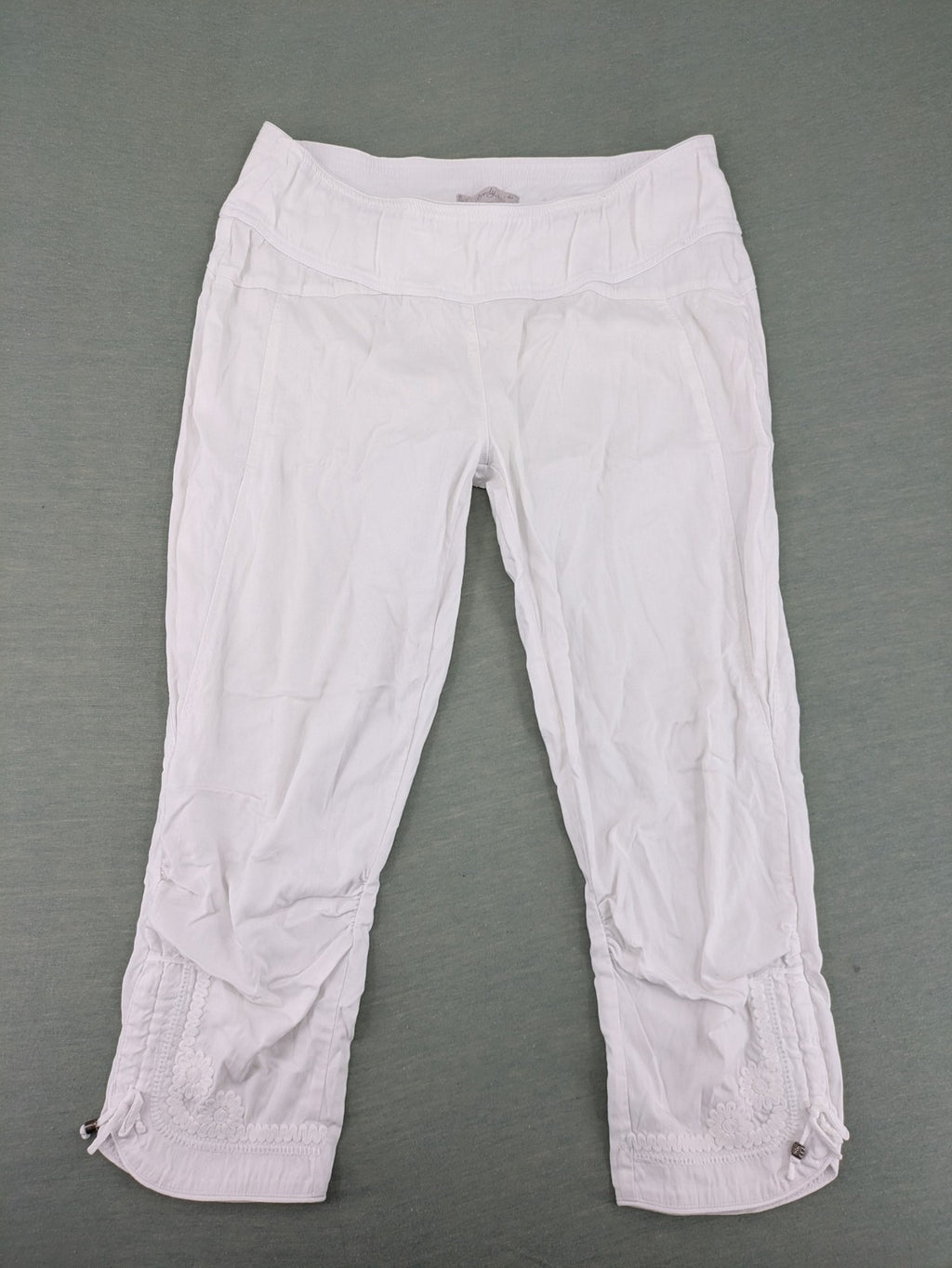 TREDY white capri pants with delicate floral embroidery and wide comfort waistband.