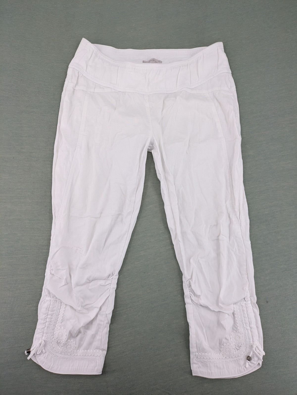 TREDY white capri pants with delicate floral embroidery and wide comfort waistband.