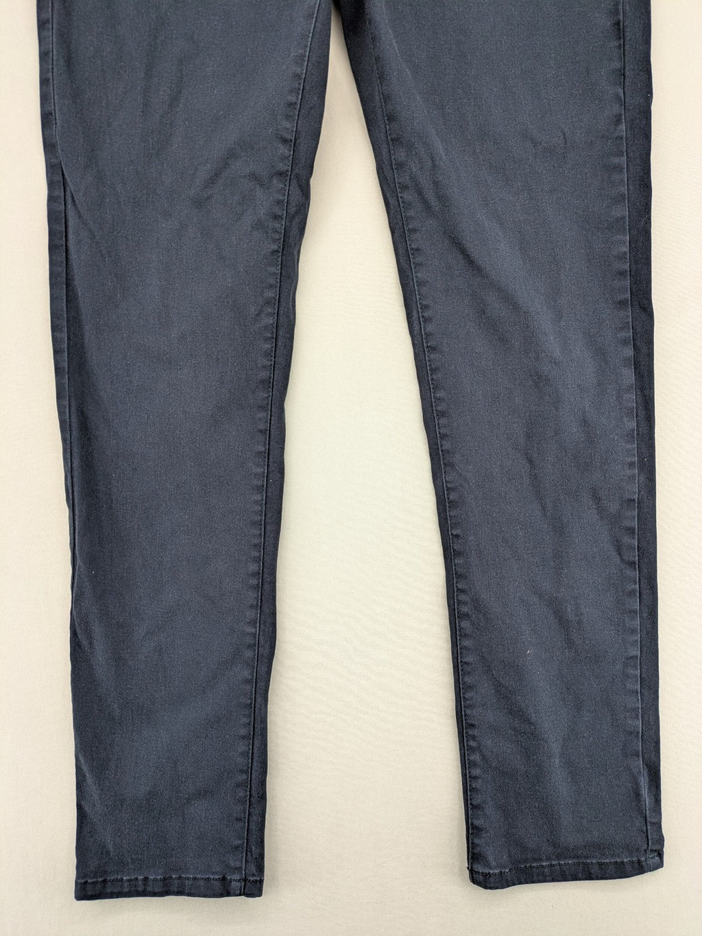 H&M navy chino pants with stretch, classic design, soft cotton blend material.