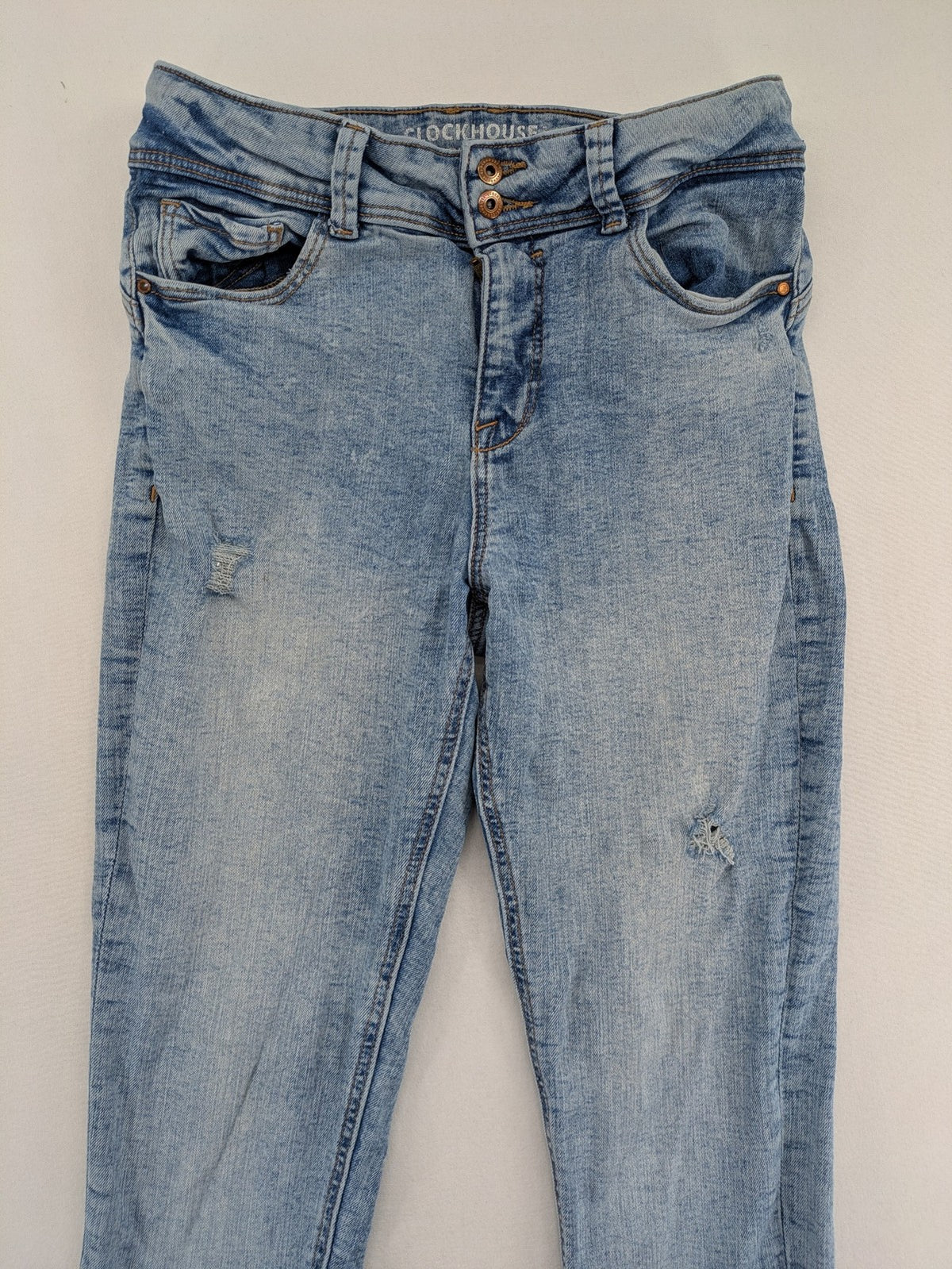 Clockhouse blue skinny jeans with distressed details and frayed hem, mid-rise fit.