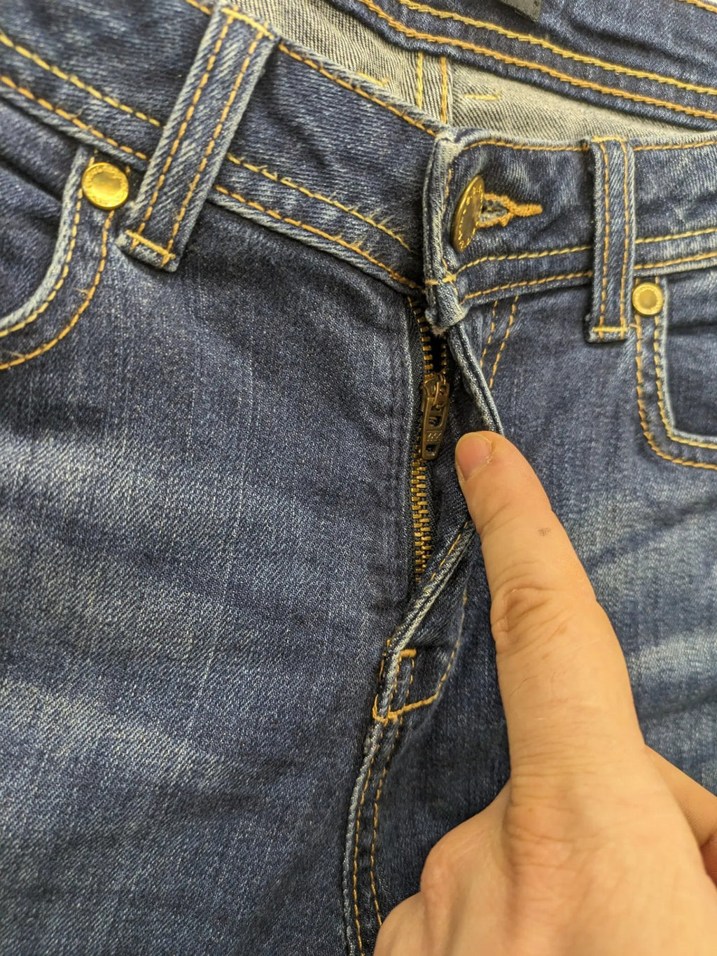 Even & Odd blue skinny jeans with five-pocket design and stretch denim material.