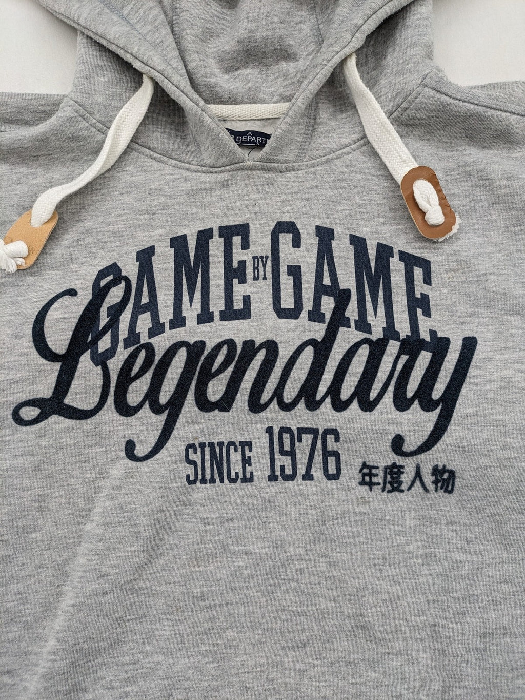 Herren grey zip-through hoodie with "Legendary" graphic print and kangaroo pocket.