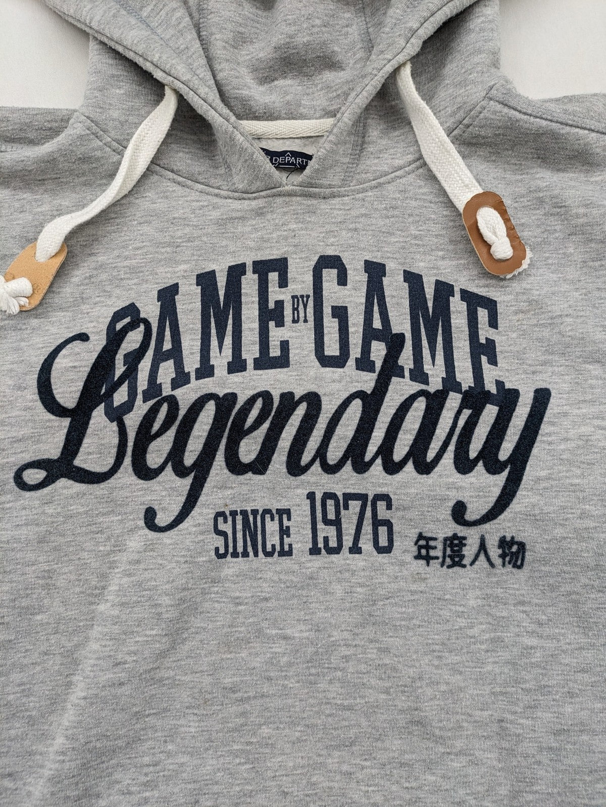 Herren grey zip-through hoodie with "Legendary" graphic print and kangaroo pocket.