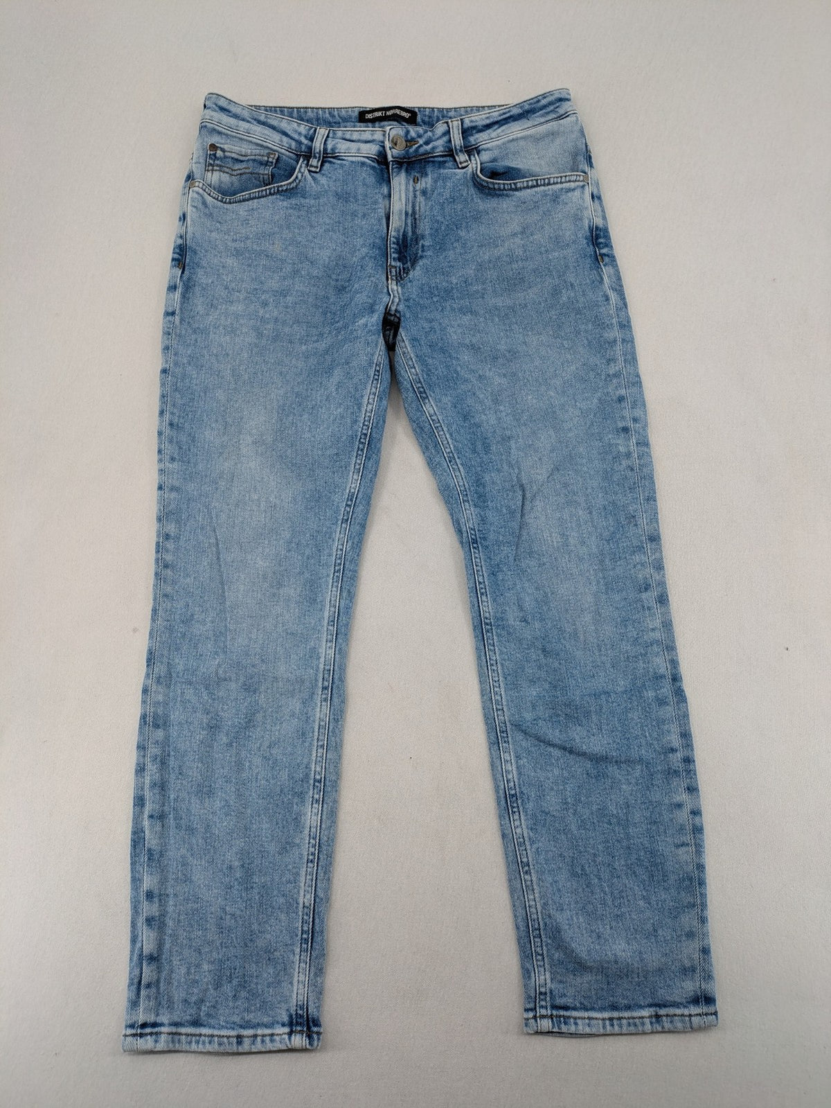 Oskar blue slim fit jeans with classic 5-pocket design and light wash.