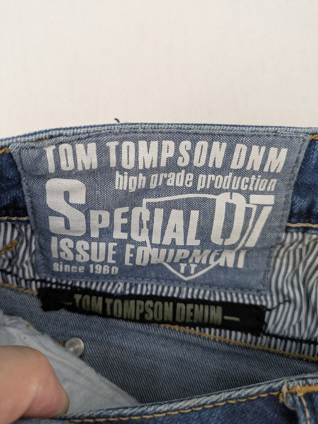 Tom Tompson blue straight jeans with classic 5-pocket style and subtle used effects.