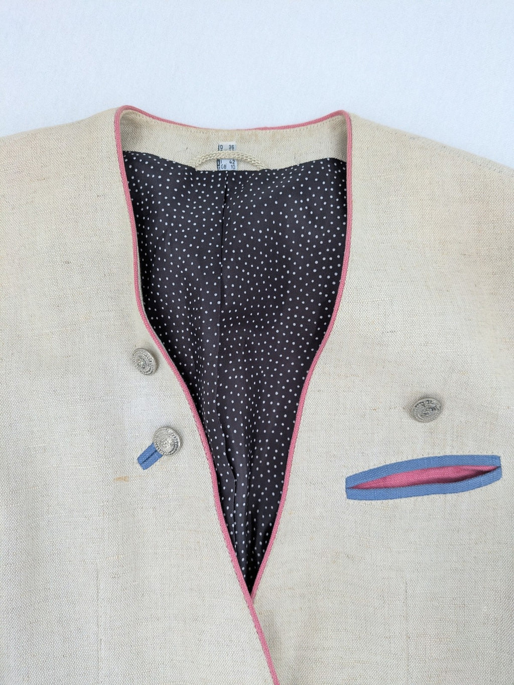 Damen Trachtenjacke beige linen look with pink and blue piping, decorative metal buttons, polka dot lining.