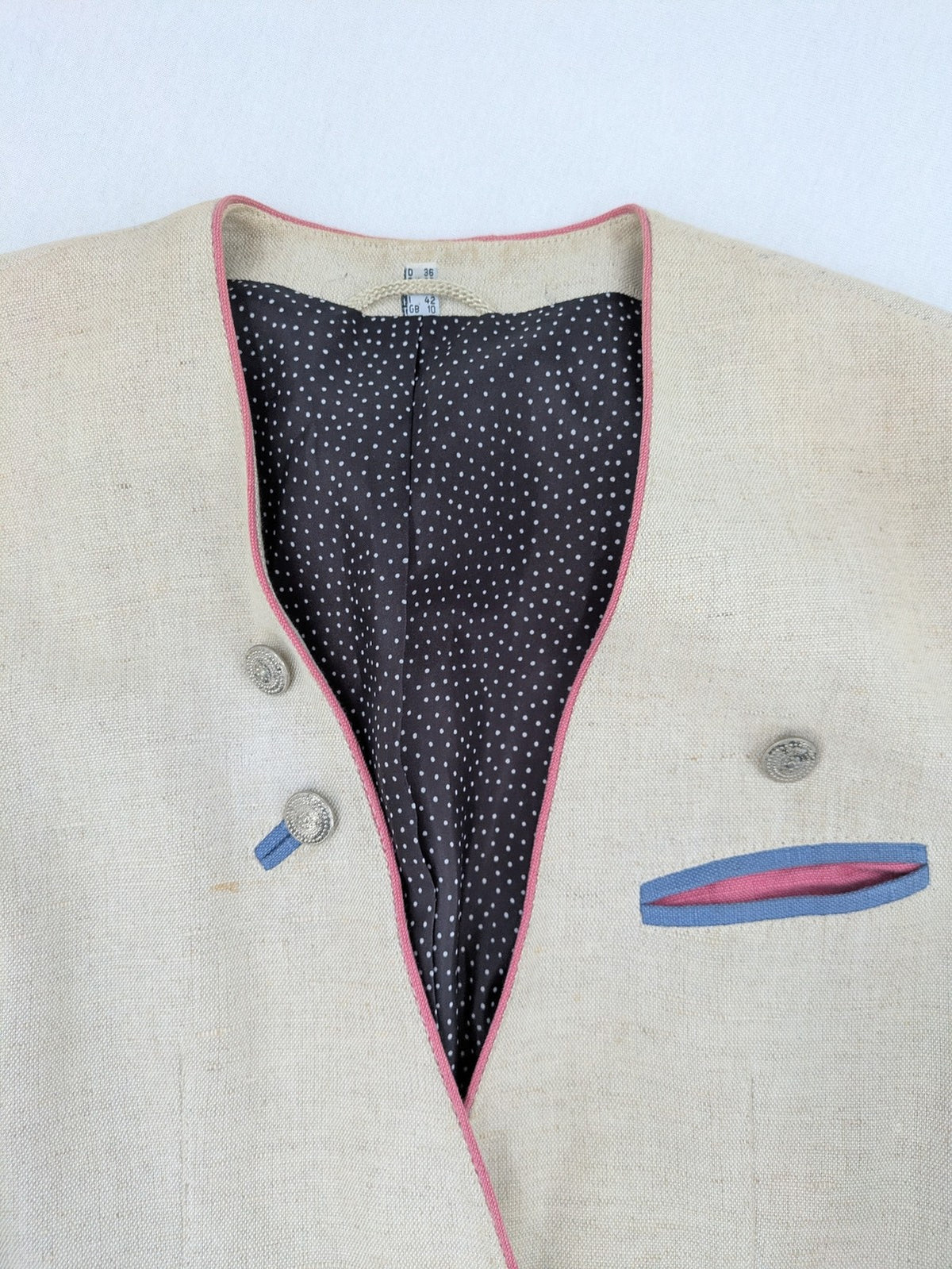 Damen Trachtenjacke beige linen look with pink and blue piping, decorative metal buttons, polka dot lining.