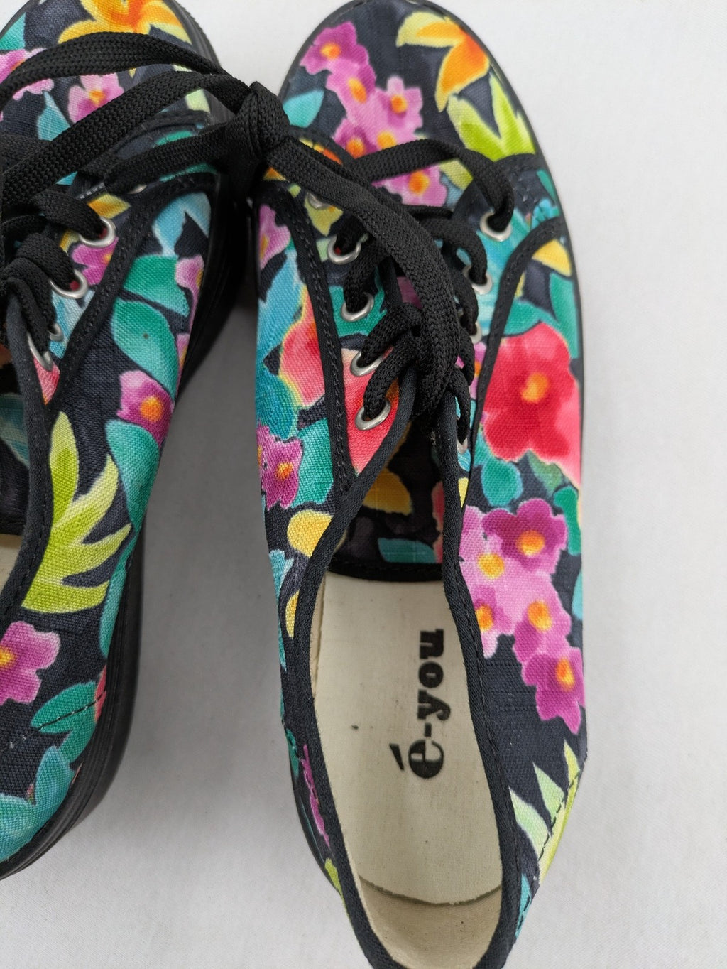 é-you multi floral pattern sneakers on black fabric with comfortable plateau sole and laces