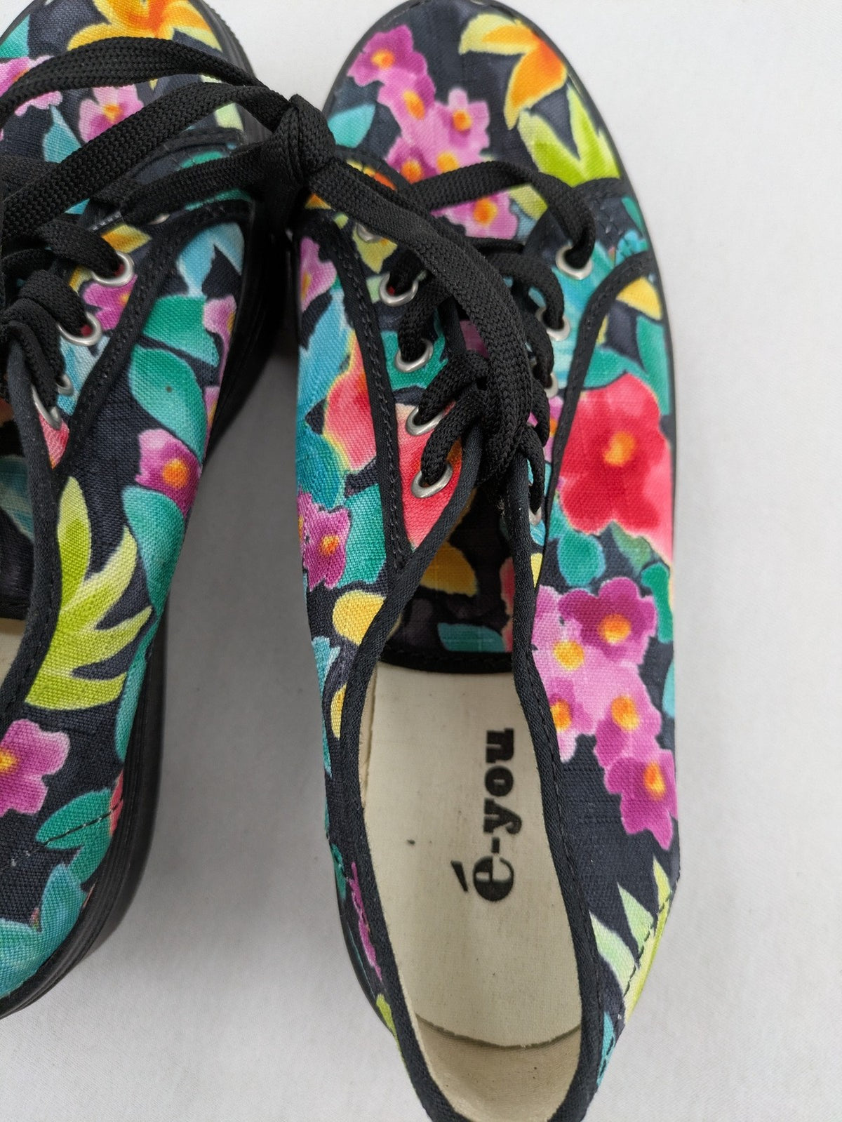 é-you multi floral pattern sneakers on black fabric with comfortable plateau sole and laces