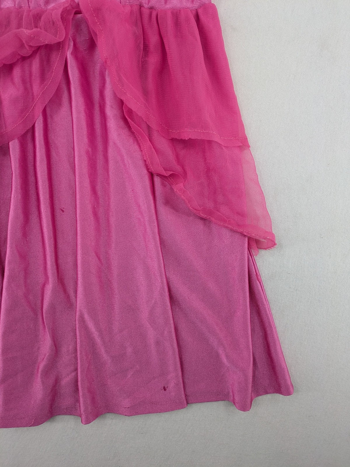 perfekt pink princess dress with puff sleeves and decorative lacing, lightweight fabric