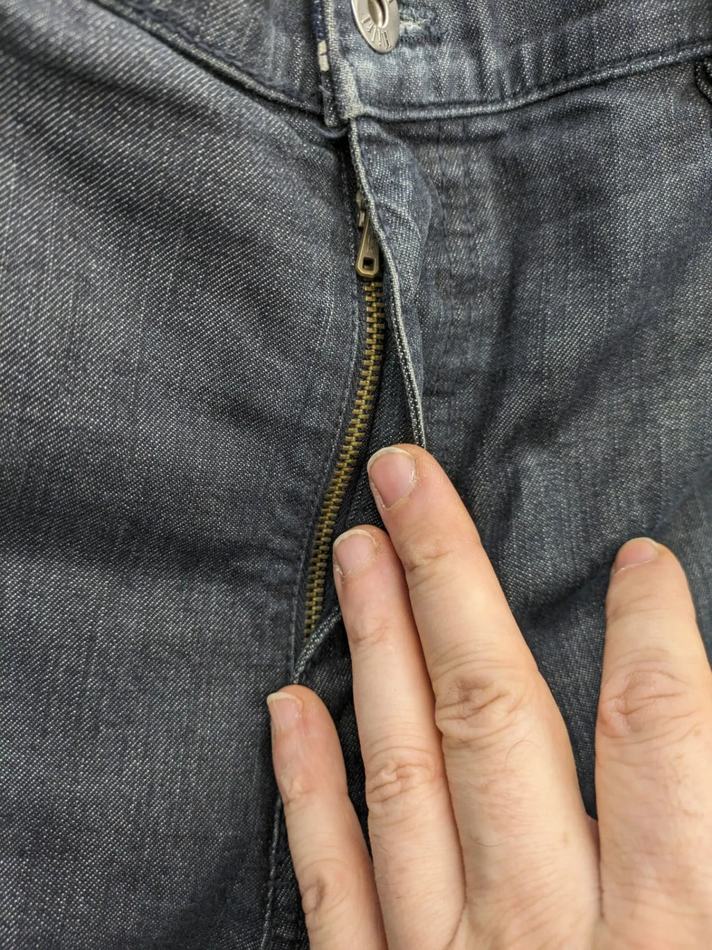 Hiltl grey straight jeans classic 5-pocket design with zipper, premium denim material.