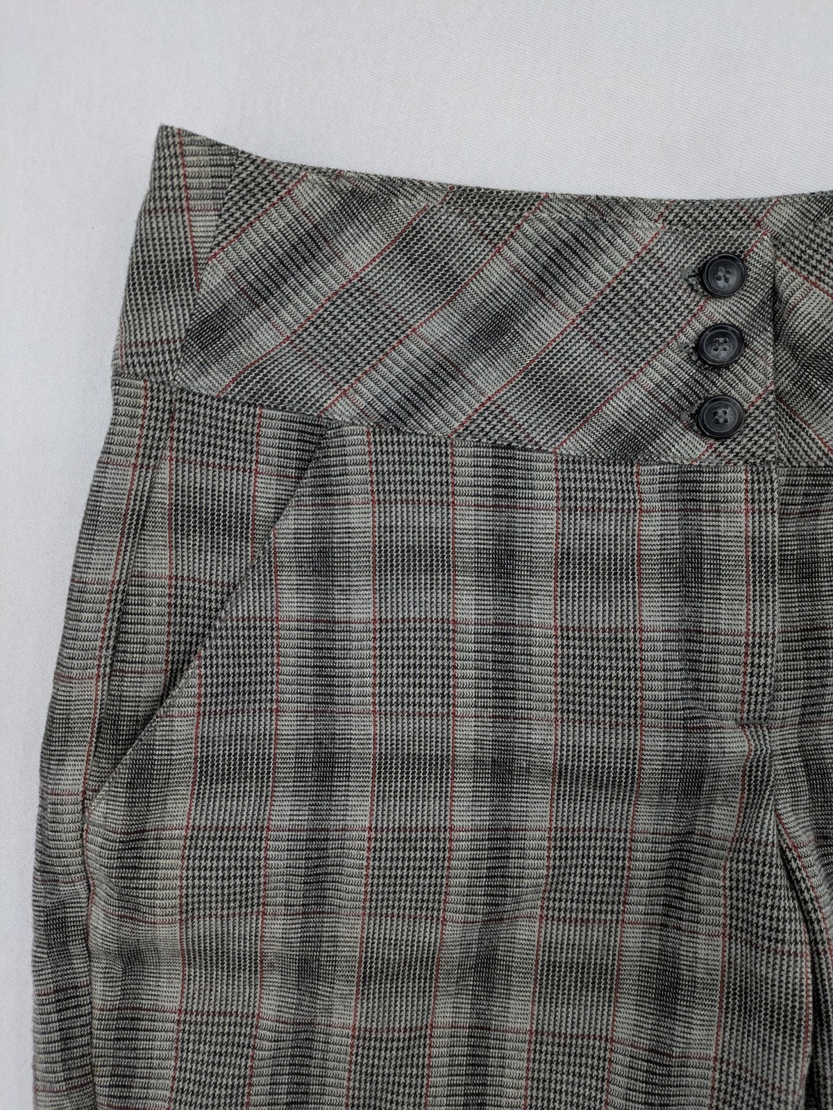 Lindex grey checkered bermuda shorts with red accents, high waist, decorative button detail.