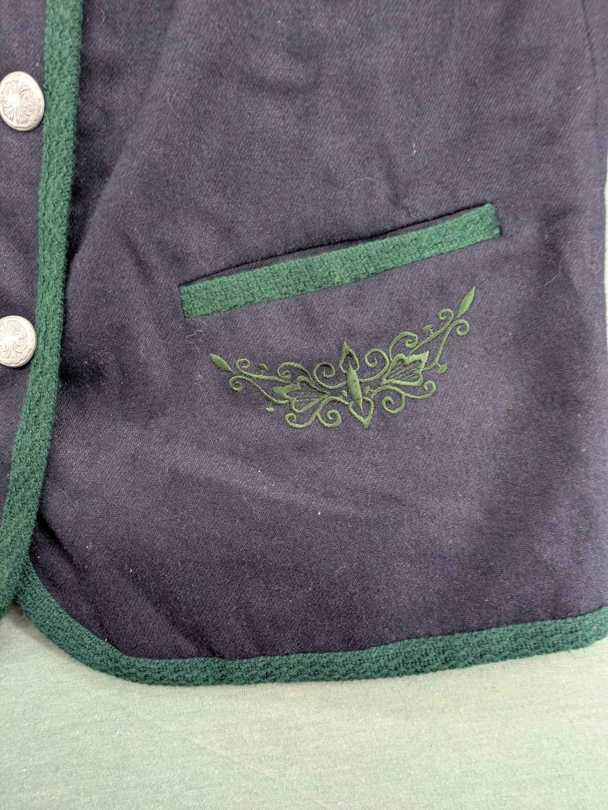Blazer green and navy jacket with embroidered details and silver buttons.