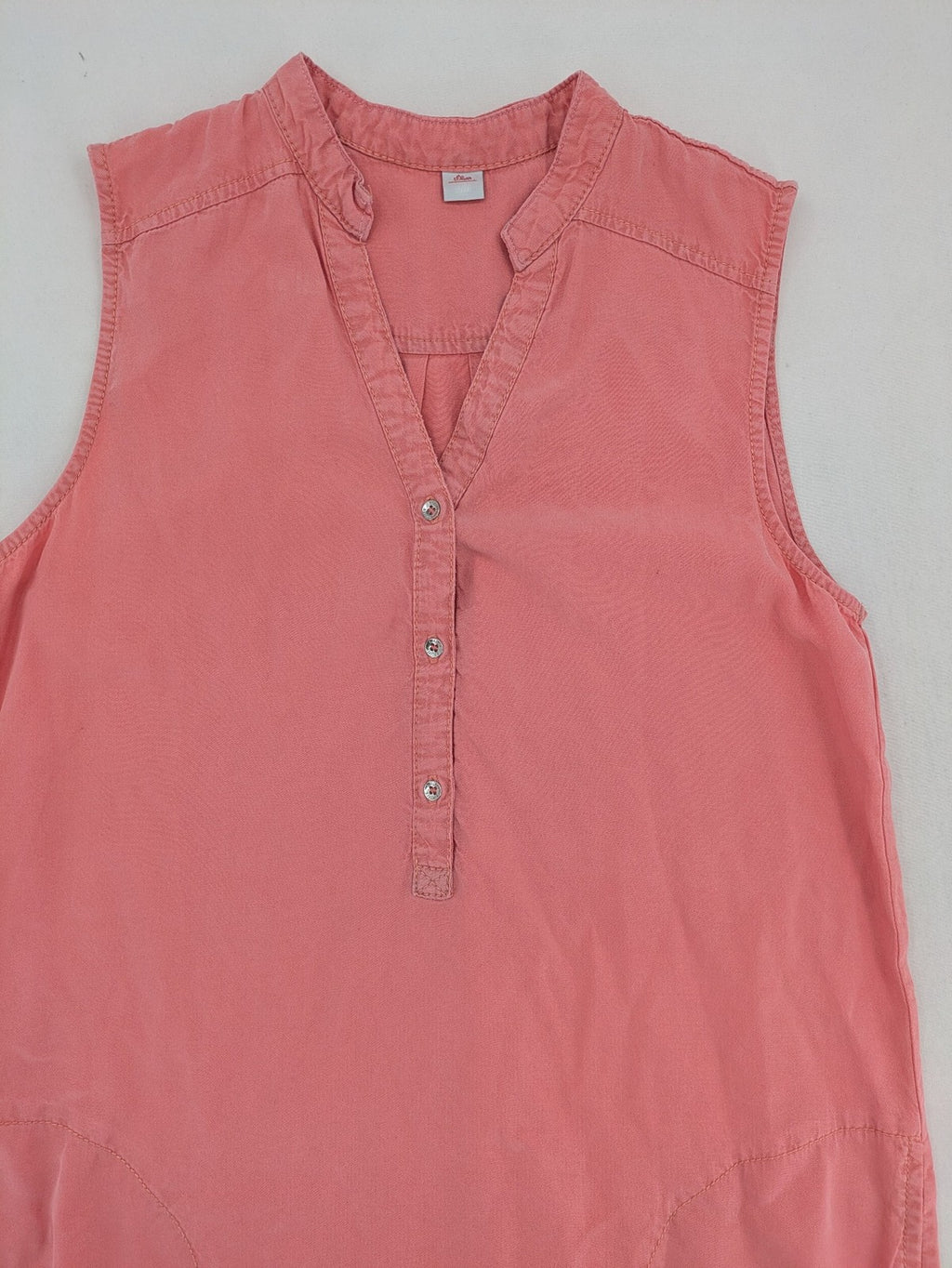 s.Oliver green bridal party dress sleeveless with V-neck and decorative button placket.