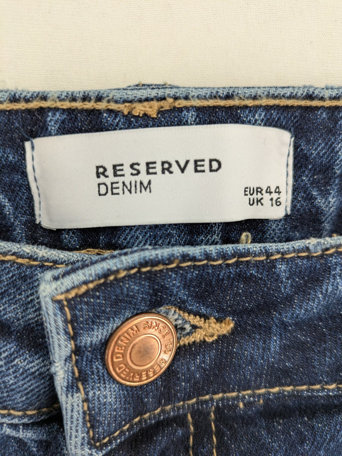 Reserved blue straight jeans high waist with classic fit and stretch cotton material.