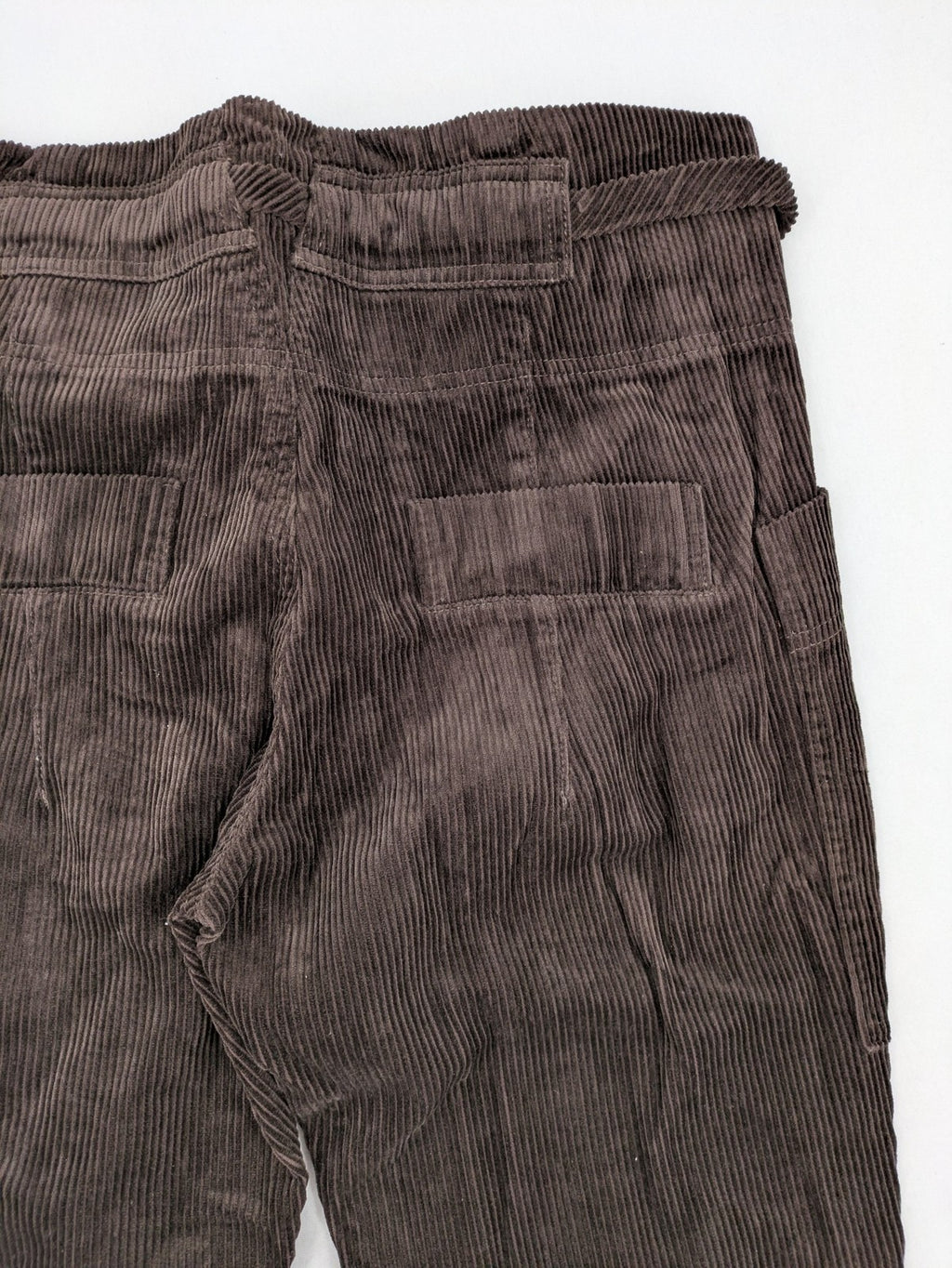 Alma & Lovis cream cord pants high-waist with matching belt and front pockets.