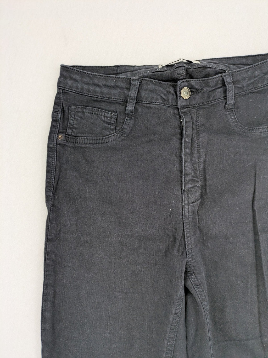 Ginatricot black skinny fit jeans with classic 5-pocket design and button closure.