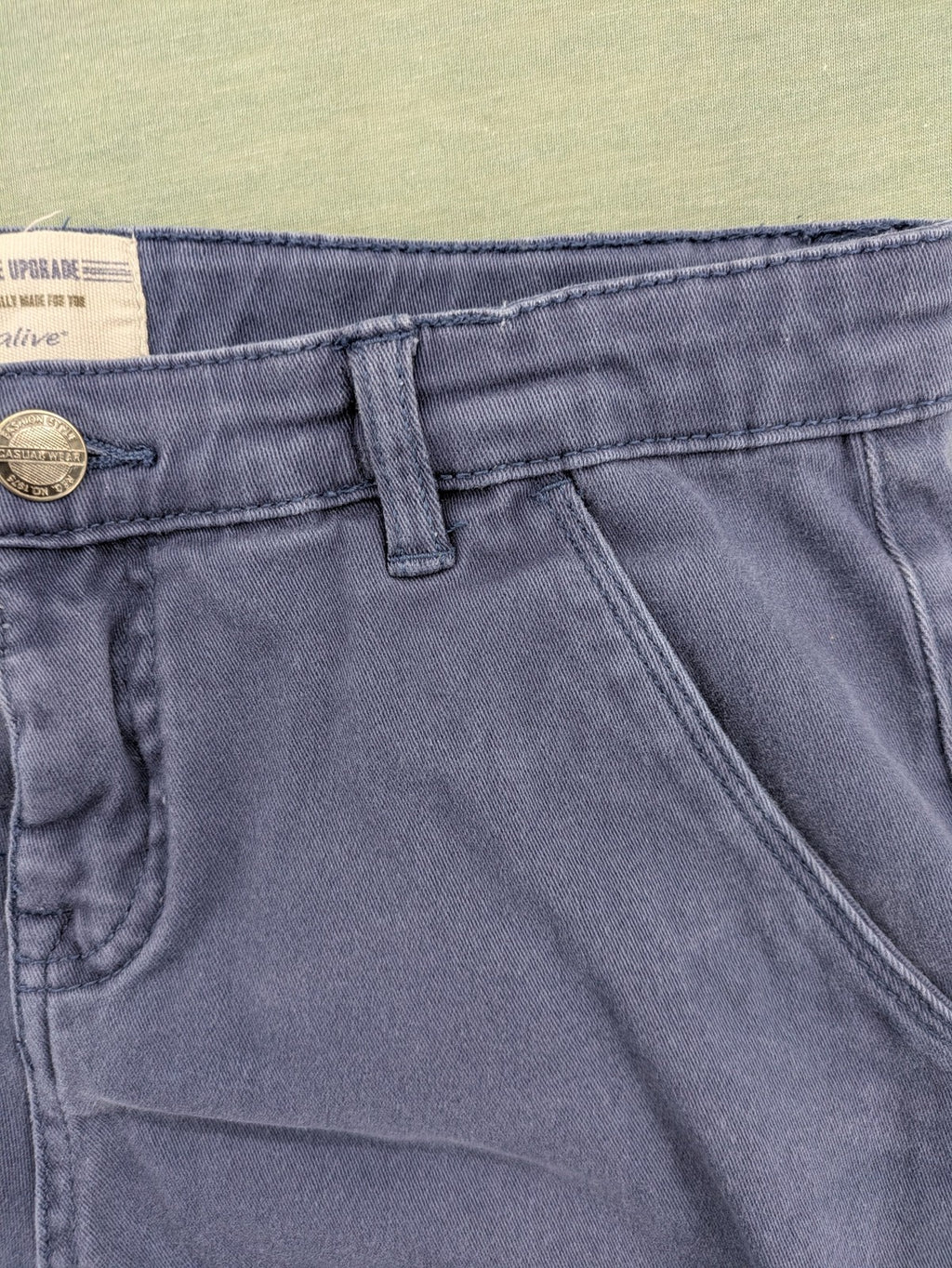 Baumwolle blue pants with adjustable waistband, classic zip fly, and front pockets.