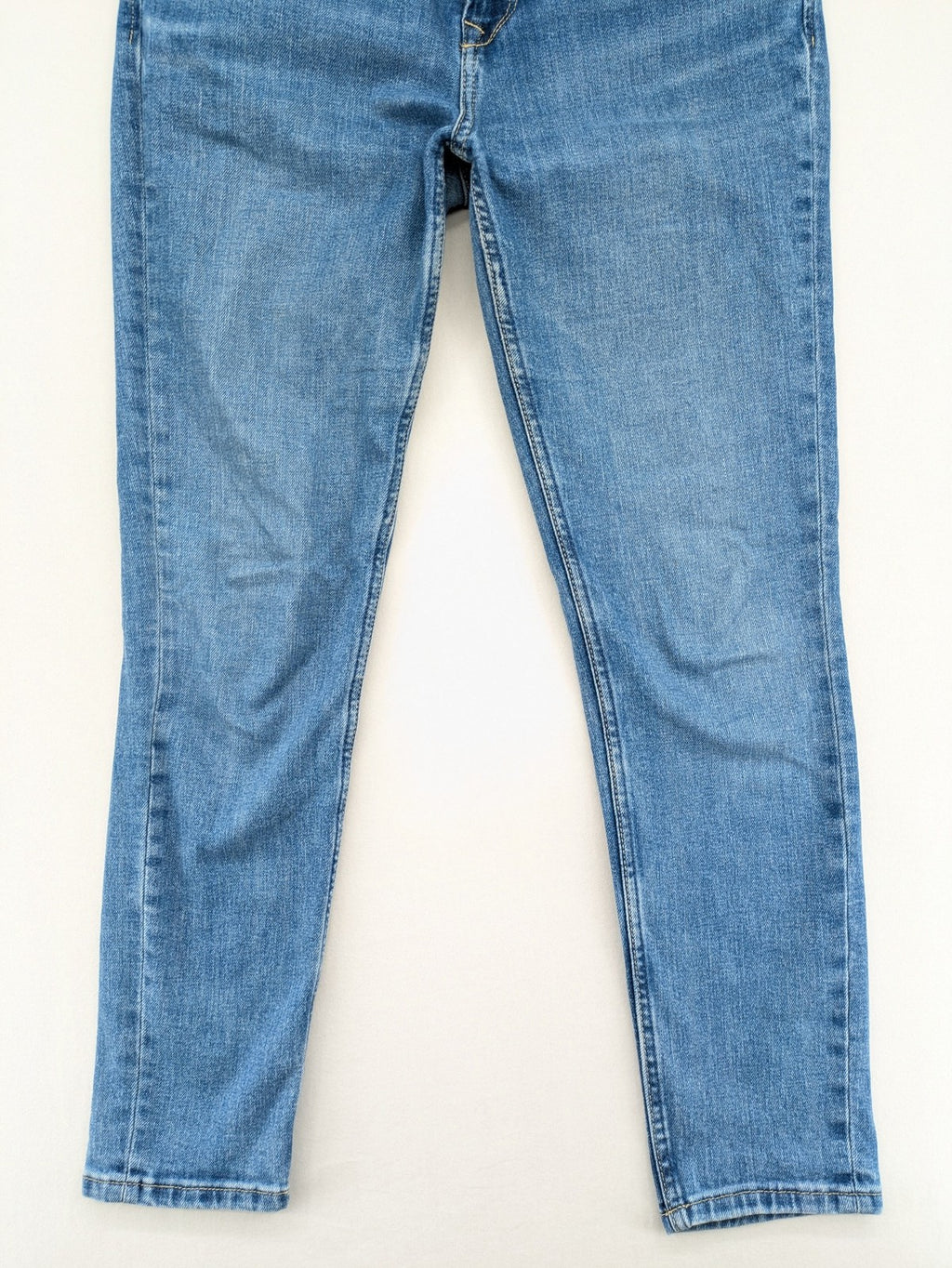 Pepe Jeans blue mom fit jeans high waist with Wiser Wash technology and carrot cut.