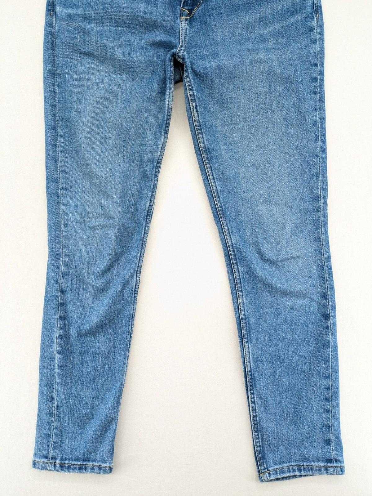 Pepe Jeans blue mom fit jeans high waist with Wiser Wash technology and carrot cut.