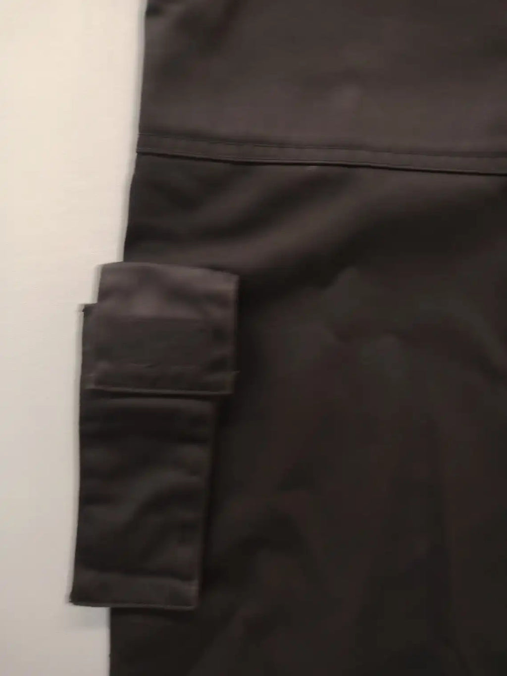 Herren grey cargo pants with multiple pockets, elastic waistband, durable polyester-cotton blend.