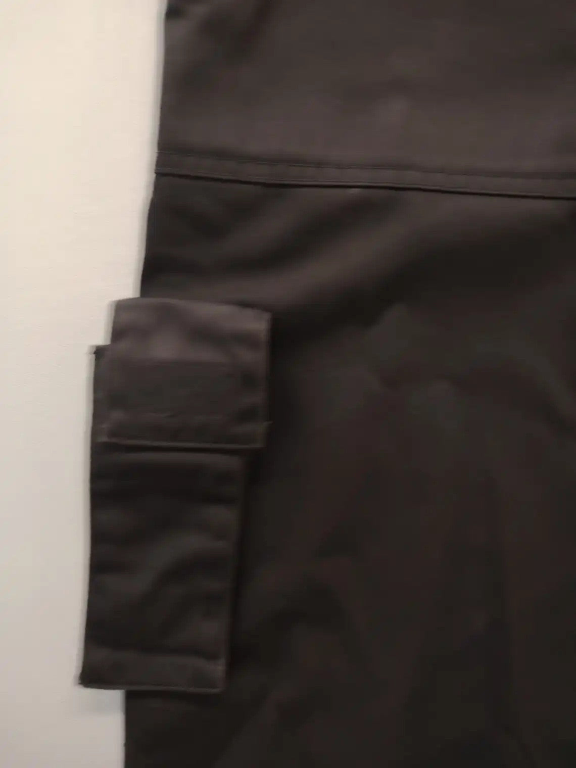 Herren grey cargo pants with multiple pockets, elastic waistband, durable polyester-cotton blend.