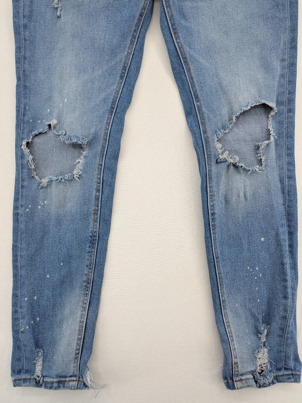 Pull&Bear blue carrot fit jeans with distressed knees and frayed hems.