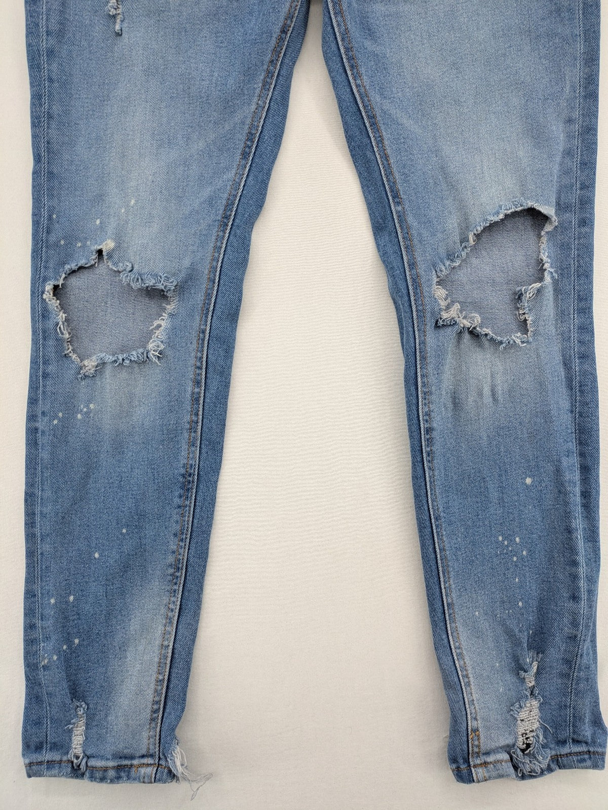 Pull&Bear blue carrot fit jeans with distressed knees and frayed hems.