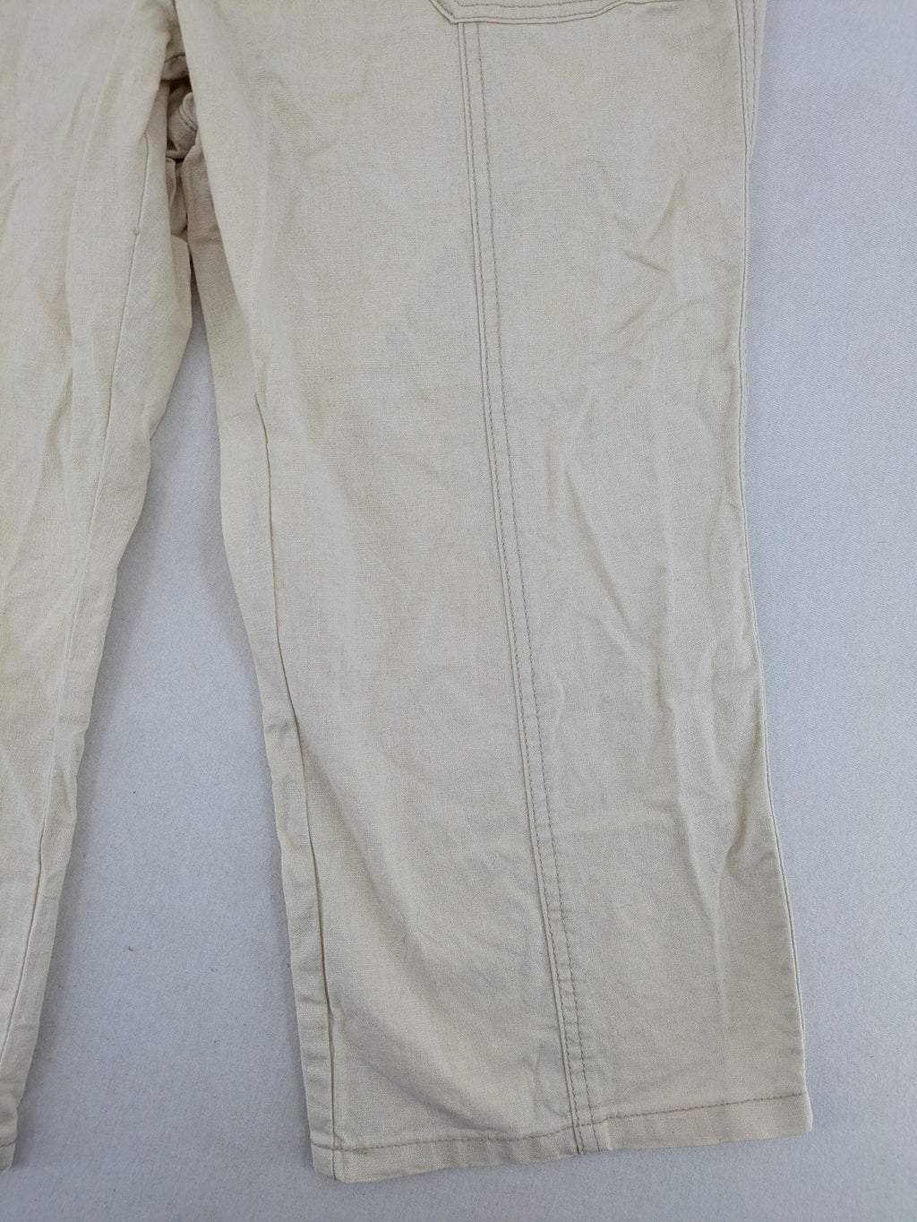 Marco Pecci beige capri pants with prominent seam details and practical pockets.