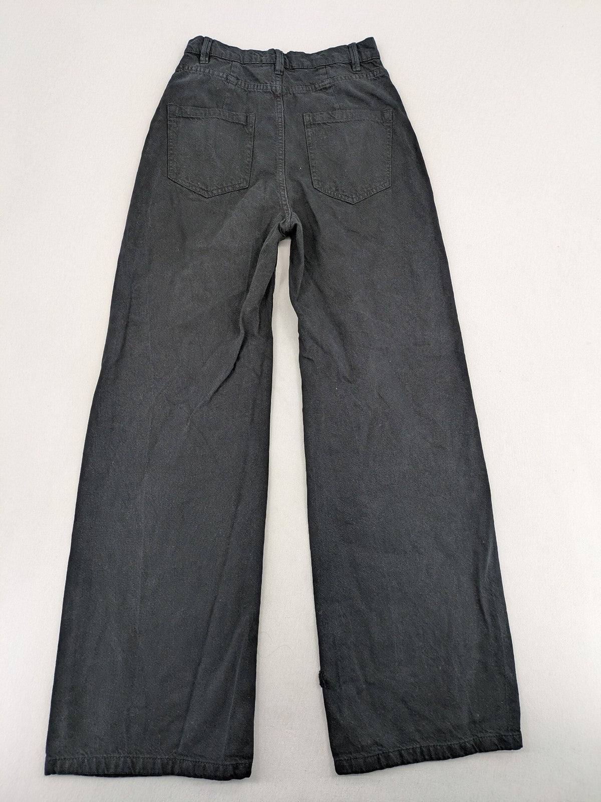 Bershka grey wide leg jeans high waist with classic 5-pocket design and button closure.