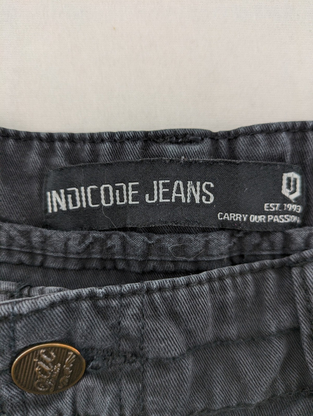 Indicode grey cargo pants with multiple pockets and durable cotton material.