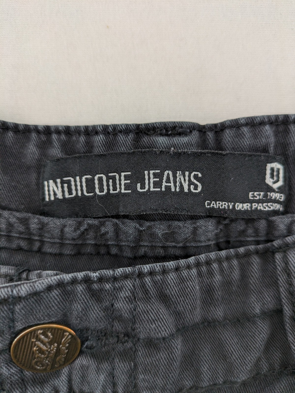 Indicode grey cargo pants with multiple pockets and durable cotton material.