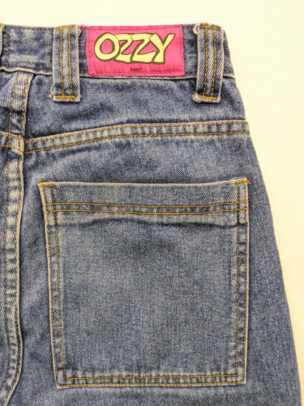 Ozzy blue straight jeans vintage 90s with pink logo patch and classic wash.