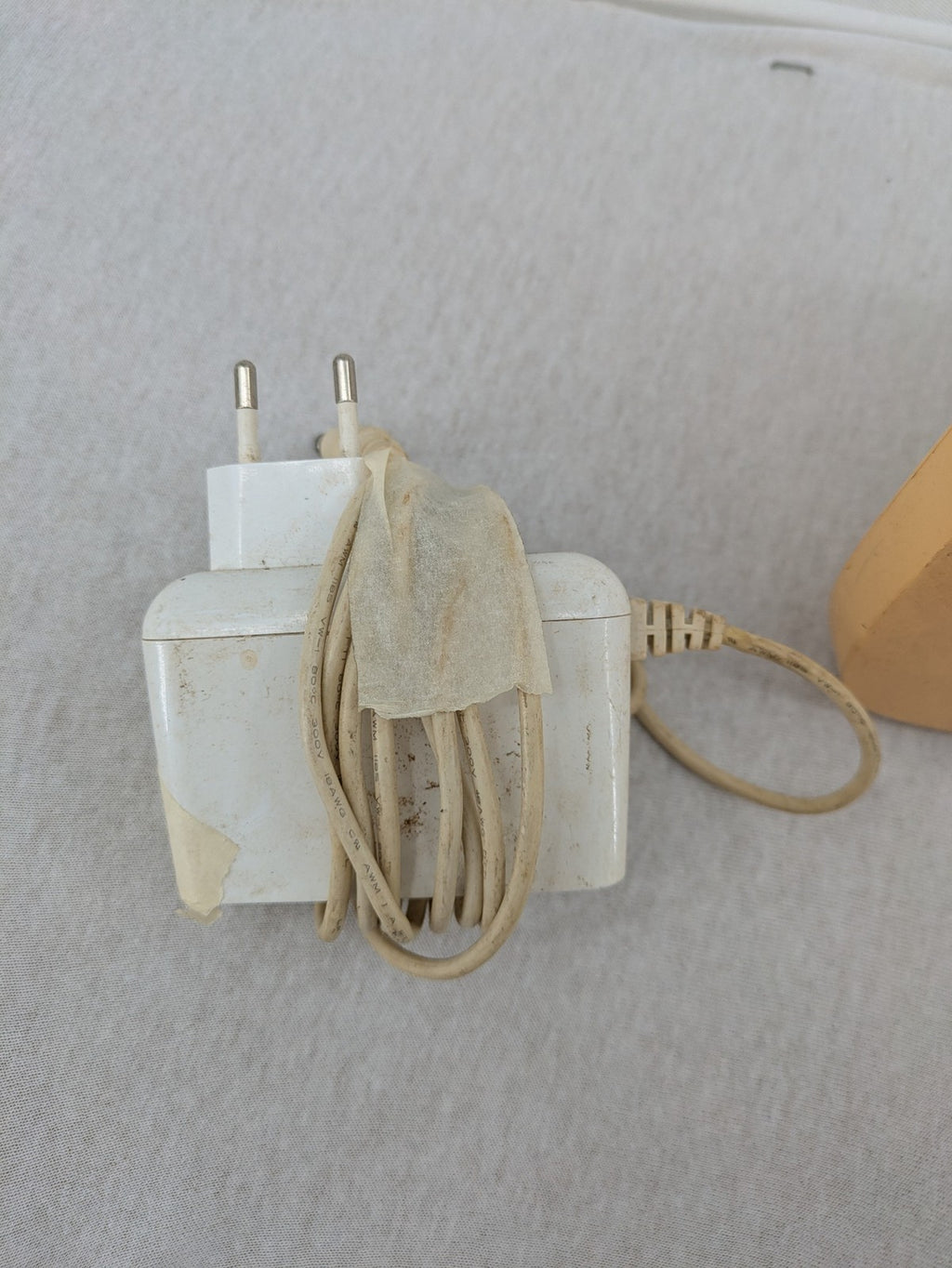 Vodafone beige wireless router EasyBox 904 with multiple ports and Astoria logo.
