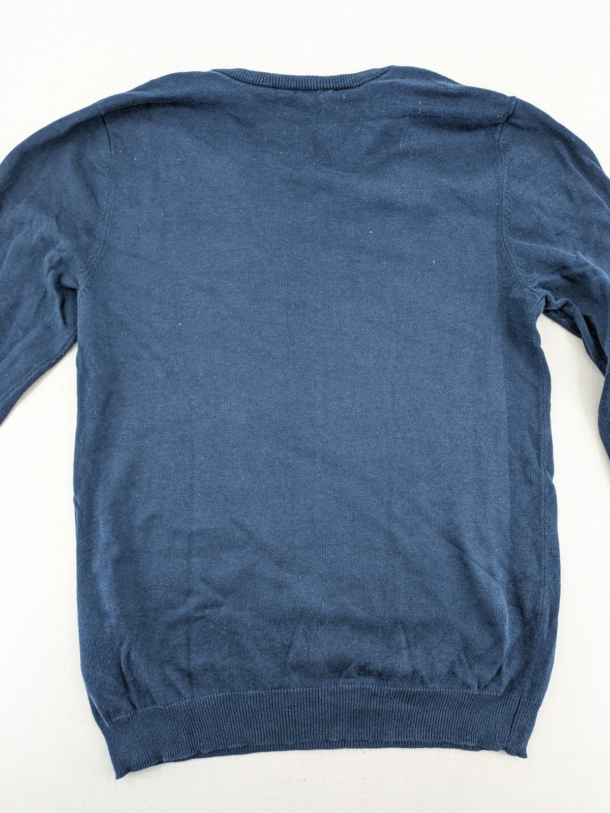 Queen blue knit jumper with embroidered crest logo, V-neck, 100% cotton.