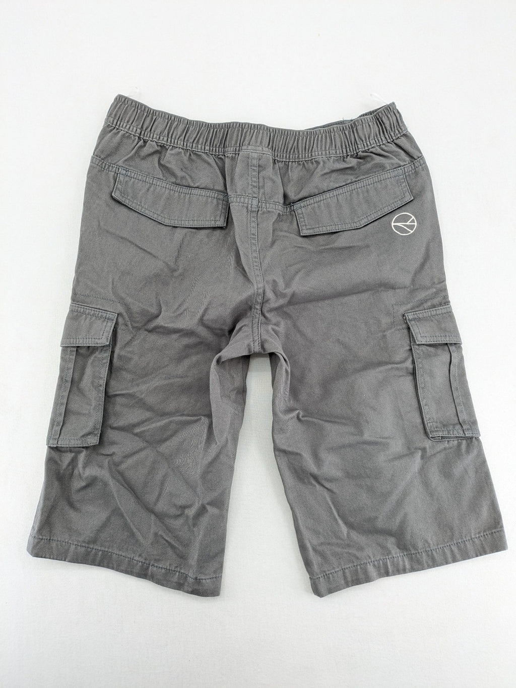 C&A grey cargo shorts with multiple pockets and elastic waistband, made of cotton.