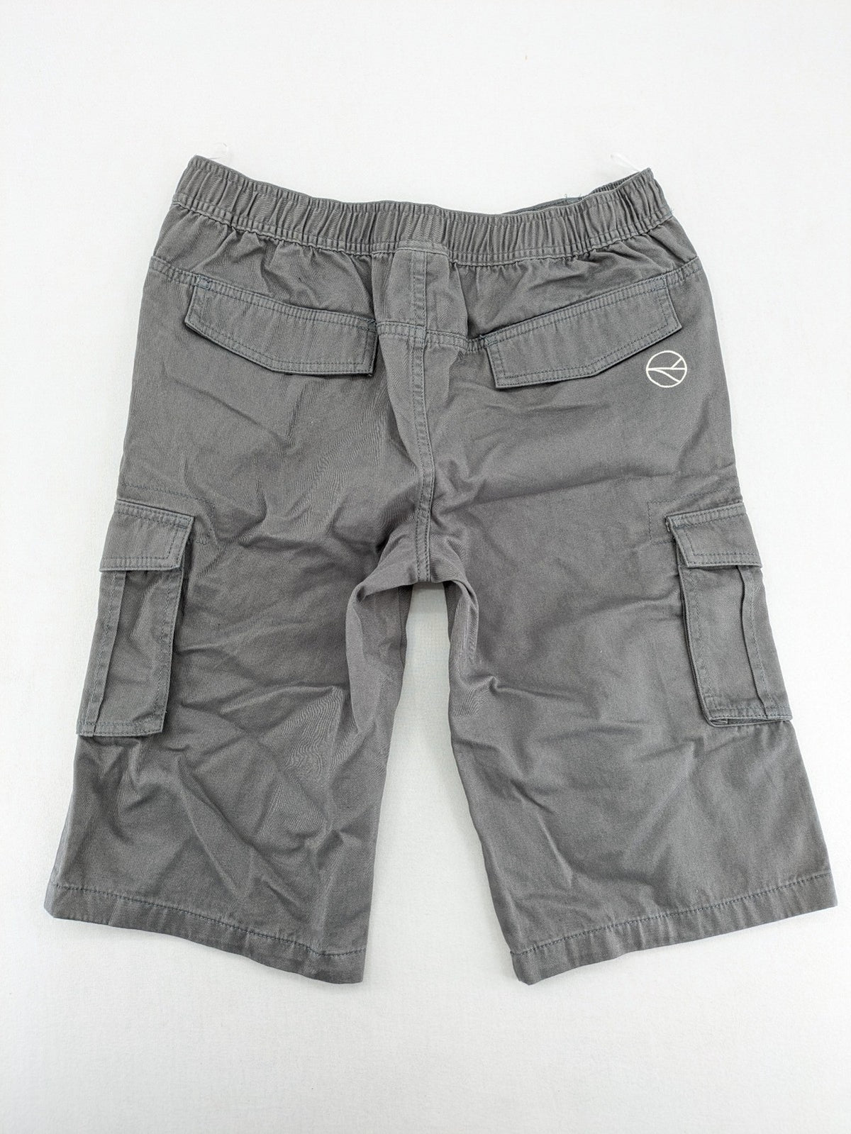 C&A grey cargo shorts with multiple pockets and elastic waistband, made of cotton.