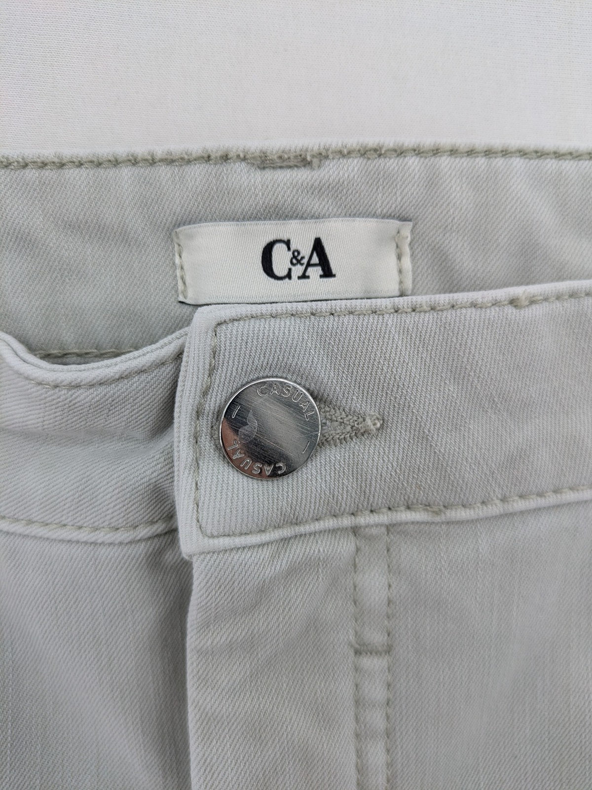 C&A grey slim fit straight jeans with classic 5-pocket design and zipper.