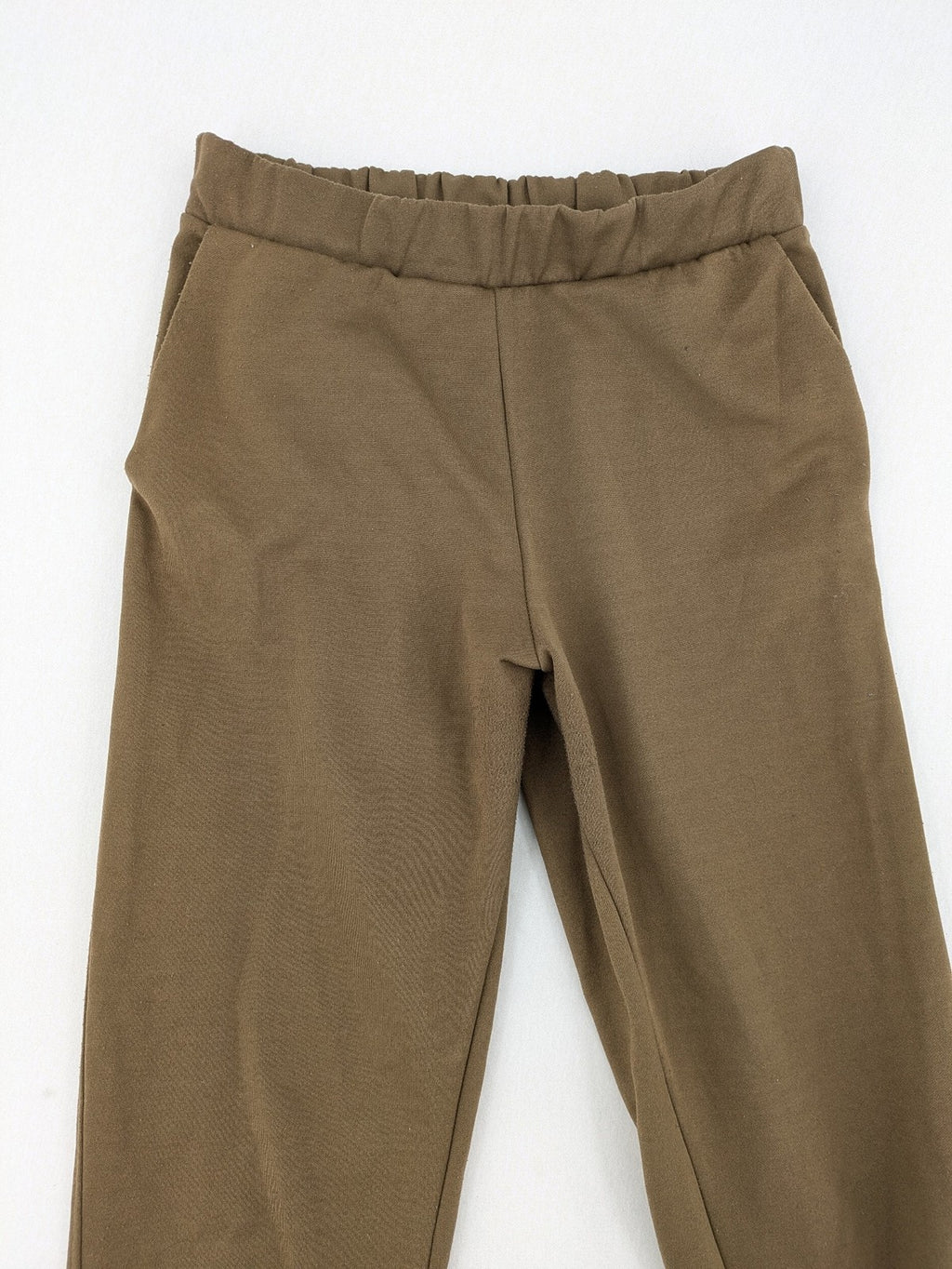 Zara khaki pants pull-on design with elastic waistband and side pockets.